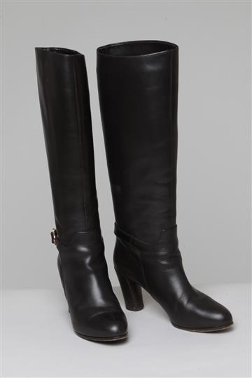 Bota Salvatore Ferragamo Cano Alto com Fivela Preta