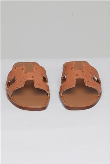 Flat Hermès Oran Avestruz Caramelo